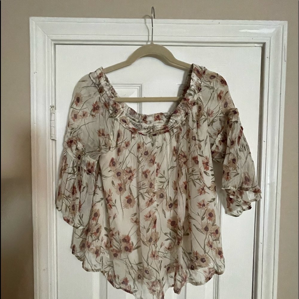 Lucky Brand ladies off-shoulder top; elbow-length fluttery sleeves. Medium. EUC